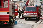 Pět dětí a tři dospělé museli v pondělí kolem jedné hodiny odpoledne evakuovat hasiči kvůli požáru bytu v Křenové ulici v Brně. Na místě zasahovala také záchranná služba, která ošetřovala obyvatele bytu přidušené kouřem.
