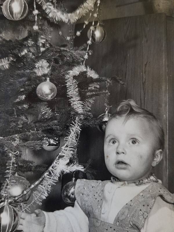 Vánoce v šedesátých letech. Radost ze stromku, úžasných ozdob i dárků.