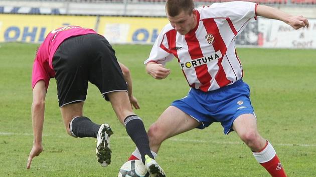 Brněnští fotbalisté Zbrojovky v utkání se Znojmem.