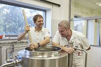 Vědci z Mendelovy univerzity vaří pivo z nespotřebovaného pečiva. Vlevo Milan Geršl a vedle něj Tomáš Gregor.
