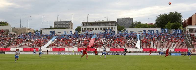 Fotbalisté Zbrojovky Brno (v červeném) porazili Baník Ostrava 2:1.