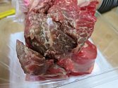 Zkažené hovězí maso odhalila kontrola v prodejně Billa v Brně.
