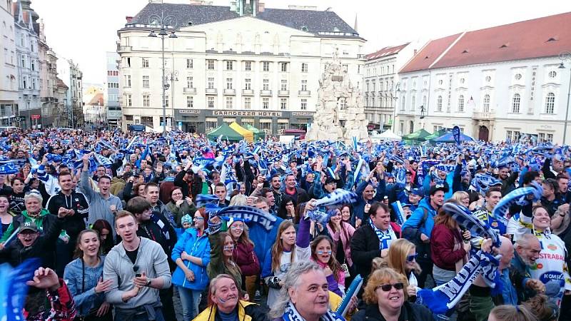 Fanoušci hokejové Komety se sešli na brněnském Zelném trhu při sledování úvodního finálového utkání Liberce a Komety Brno.