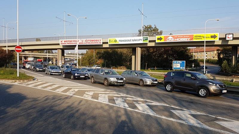 Stroje ani dělníci v Žabovřeské ulici v Brně zatím vidět nejsou.