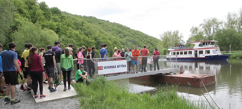 Na přehradě se sešli nadšenci, kteří chtěli pokořit elektrickou loď.