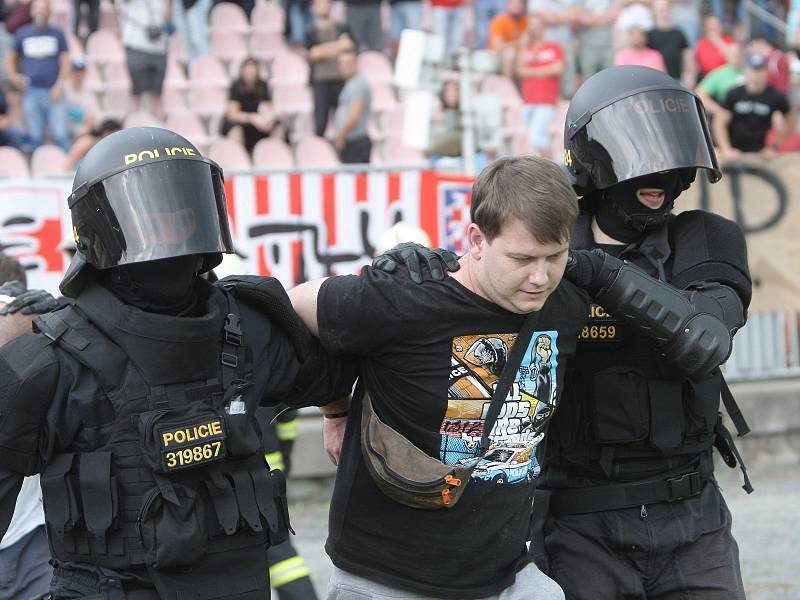 Domácí zápas Zbrojovky s Baníkem se neobešel bez výtržností fanoušků. Policisté zasáhli.