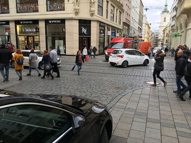 V centru Brna jezdí v pěší zóně stále více aut.