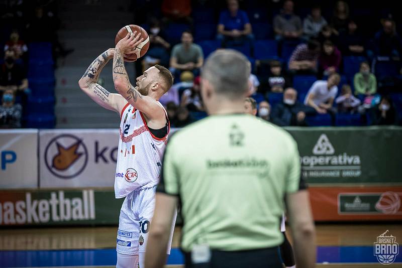 Basket Brno oslavil výroční brněnského basketbalu vítězstvím nad Pardubicemi.