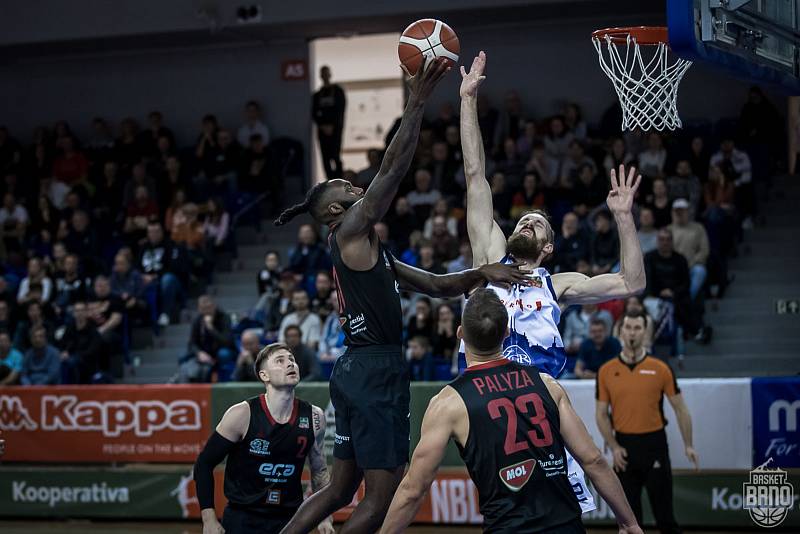 Brněnští basketbalisté (ve světlém) sehráli s favorizovaným Nymburkem vyrovnanou partii, obě mužstva se dostala přes stobodovou hranici.