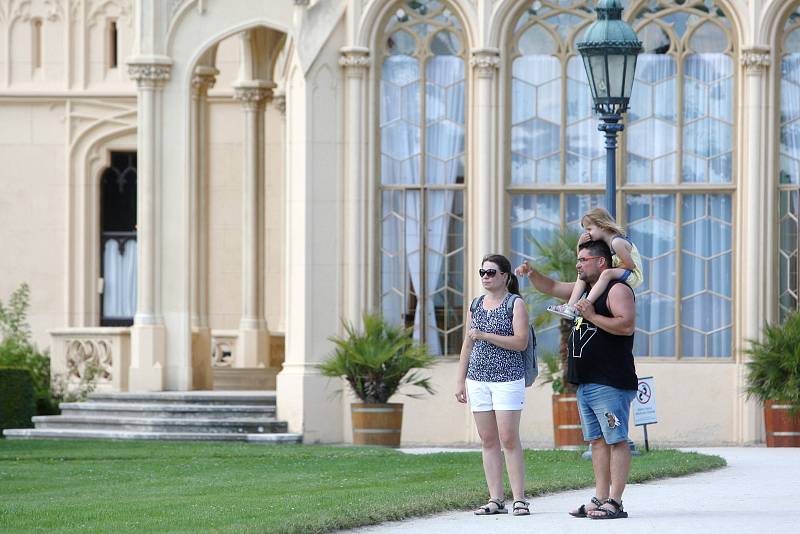 Turisté zaplavili lednický zámek a přilehlé okolí.