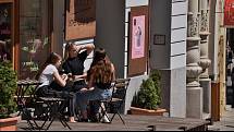 Někteří už v pondělí v centru Brna poseděli na zahrádce, přestože rozvolnění má přijít až v dalších dnech.