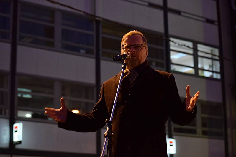 Tisíce lidí protestovaly na náměstí Svobody v Brně proti Zdeňkovi Ondráčkovi, přezdívanému mlátička.