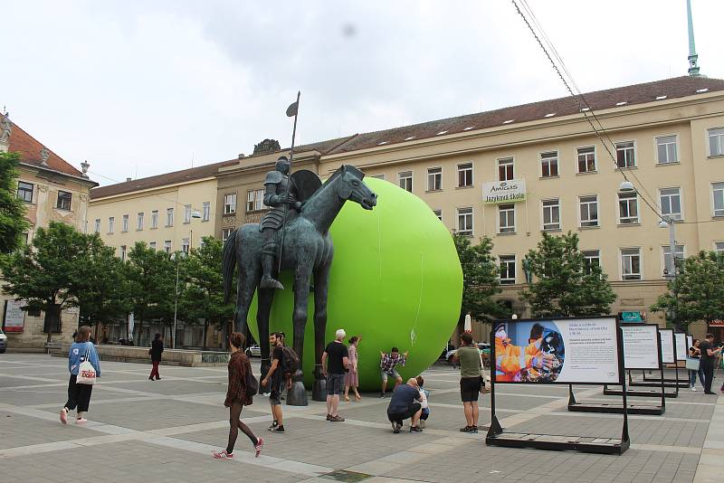 Obří zelený hrášek na Moravském náměstí. Kutálet se bude celým Brnem.