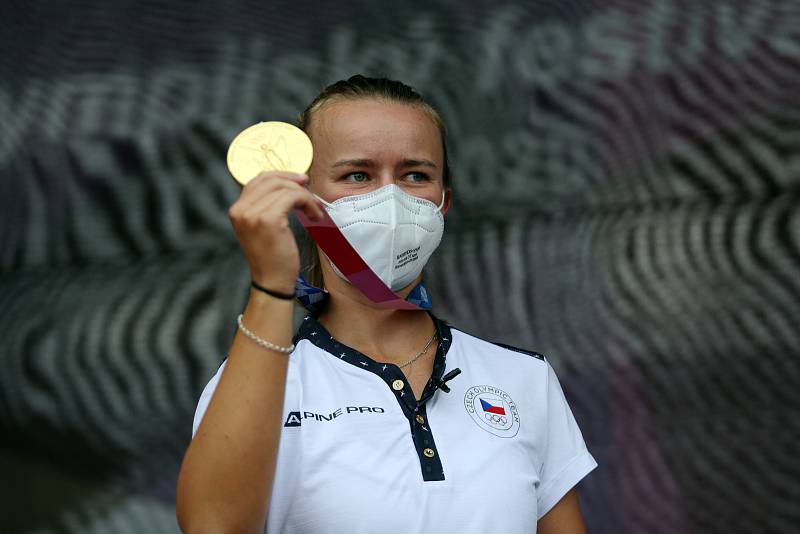 Tenistka Barbora Krejčíková přivezla na olympijský festival zlatou medaili.