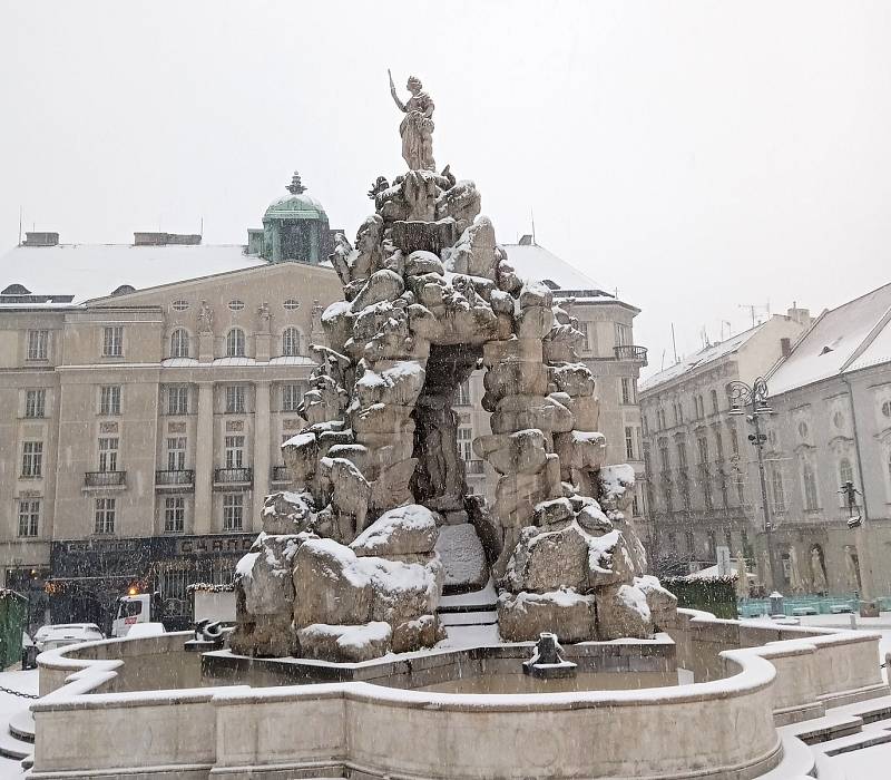 Centrum Brna zasypal sníh. Na snímku kašna Parnas na Zelném trhu.