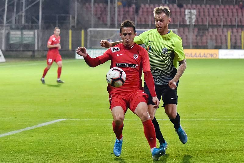 Domácí FC Zbrojovka Brno v červeném proti 1. SK Prostějov.