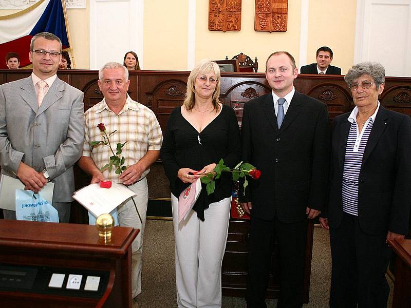 Pracovníci Českého červeného kříže v ponděli udělovali ocenění pravidelným dárcům krve.