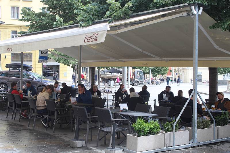 Po dvou a půl měsících se v pondělí otevřely hospody a restaurace v Brně. Většina z nich byla zaplněná ze třetiny až z poloviny, řada hostů dala přednost obědu na zahrádkách.