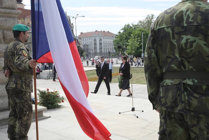 Na sedmdesáté výročí konce války v Evropě vzpomněli v pátek po jedné hodině odpoledne lidé při pietním aktu u pomníku Rudé armády na Moravském náměstí.