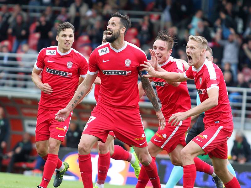 Nejdřív hrůzostrašný start, poté snový obrat a nakonec vystřízlivění v podobě srovnávacího gólu na konečných 3:3. Taková baly první barážová bitva mezi fotbalovou Zbrojovkou Brno (v červeném) a Příbramí.