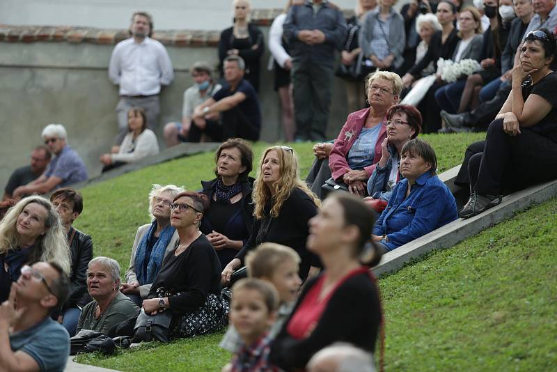 Pohřeb a uložení urny v rodném hrobě Libuše Šafránkové ve městě Šlapanice.