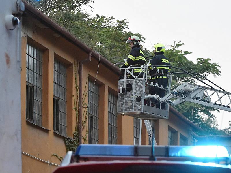 V sobotu krátce po šesté hodině večer zachvátil okolí skladu v Bratislavské ulici požár. Na místě se nikdo nezranil.