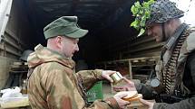 Nadšenci kolem spolku Acaballado si letos připomínají výročí konce Druhé světové války jízdou na koních v uniformách tehdejší armády Sovětského svazu.