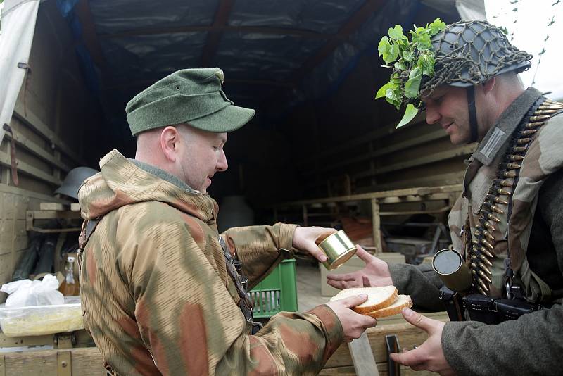 Nadšenci kolem spolku Acaballado si letos připomínají výročí konce Druhé světové války jízdou na koních v uniformách tehdejší armády Sovětského svazu.