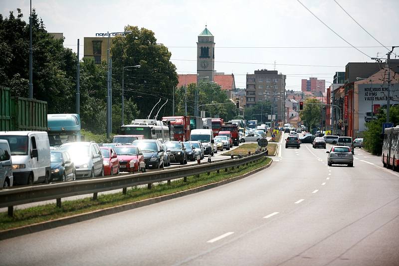 Řidiče i cestující městskou hromadnou dopravou zdržují ve středu desítky minut dlouhé kolony kvůli opravě železničního mostu ve Svatoplukově ulici. 