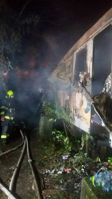 Blízko ulice Široká v Brně hořel starý železniční vagon, zemřeli čtyři lidé, zřejmě bezdomovci.