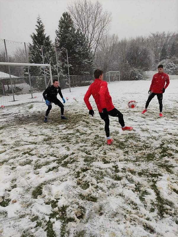Sníh zkomplikoval fotbalistům brněnské Zbrojovky už i předzápasový trénink.