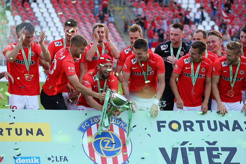 Fotbalisté Zbrojovky Brno po posledním utkání křepčili s trofejí pro vítěze FORTUNA:NÁRODNÍ LIGY.