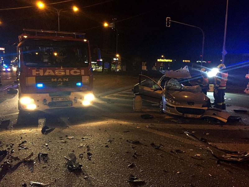 Tragická nehoda v Brně na křižovatce ulic Heršpická a Jihlavská. Srazilo se osobní a nákladní auto.