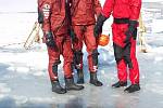 Ojedinělý výcvik v úterý absolvovali jihomoravští hasiči. Na Brněnské přehradě si natrénovali záchranu lidí pod ledem. S nebezpečným výcvikem hasičům pomáhali také policejní potápěči.