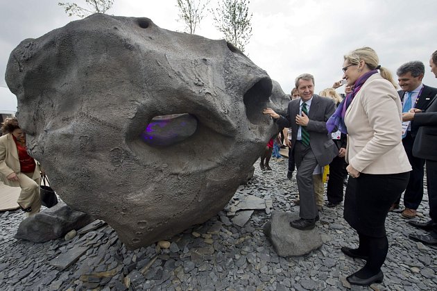 Ministryně pro místní rozvoj Karla Šlechtová navštívila u příležitosti kulturního programu Národního dne český pavilon na světové výstavě Expo 2015 v Miláně. Na snímku si prohlíží objekt e-Bolid od Jakuba Nepraše na střeše pavilonu.