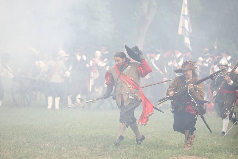 Rekonstrukce slavné bitvy z roku 1645 - švédská vojska dobývají hrad Veveří.