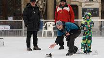 Poslední únorový den se přišli lidé na lední plochu kluziště pod Joštem utkat v žehlingu. Po vzoru curlingu posílali po ledě žehličky.