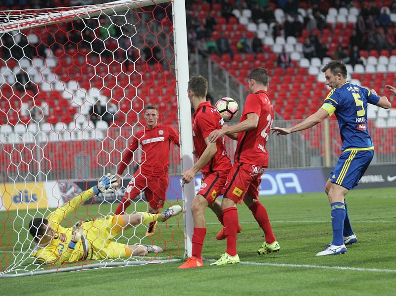 Zbrojovka v poháru pokračuje. Na jaře si zahraje už čtvrtfinále. Ve středečním duelu Mol Cupu zdolali brněnští fotbalisté na svém stadionu Jihlavu 2:1. 