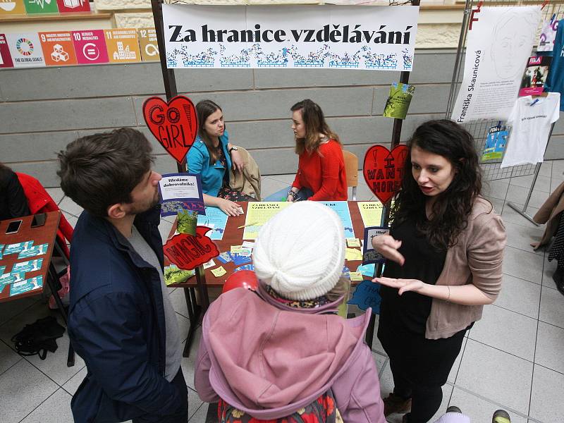 Jarmark neziskových organizací na Fakultě sociálních studií Masarykovy univerzity v Brně.