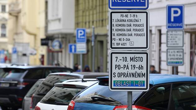 Rezidentní parkování v Brně. Ilustrační foto.