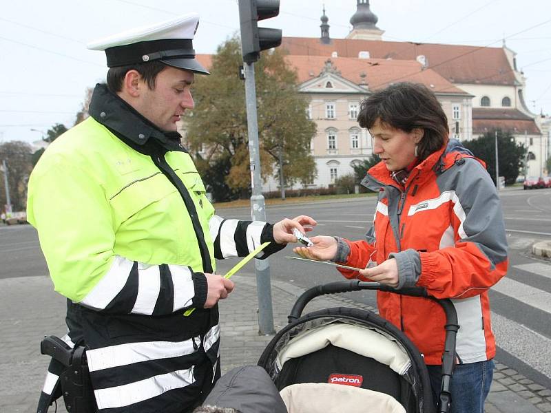 Policisté kontrolovali chodce na silnici i železnici.