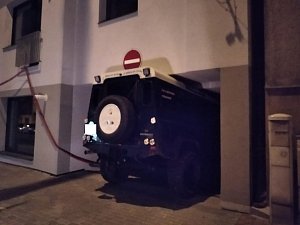 U tramvajové zastávky Dělnický dům v brněnských Židenicích řidič zaparkoval ve vjezdu, navíc v zákazu