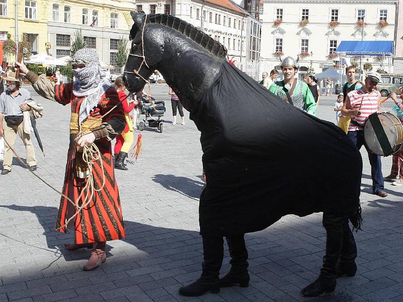 Přehlídka pouličních divadel rozveselila centrum Brna.