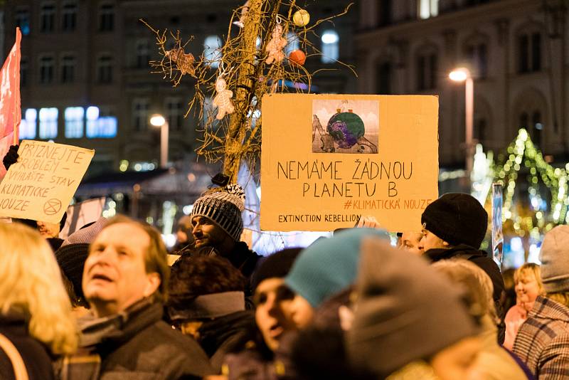 Vedle honosného vánočního stromu neslo hnutí Extinction Rebellion suchý strom ozdobený kostrami. Chtěli tak upozornit na nadměrnou spotřebu, která podle nich vrcholí právě Vánocemi.