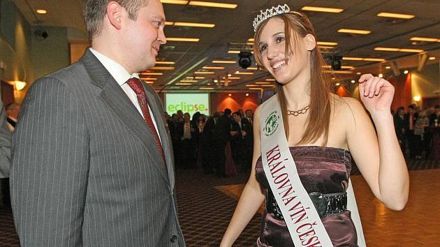 Královna vín České republiky 2011 Šárka Otavová s hejtmanem Michalem Haškem.