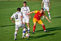 Líšeňští fotbalisté (v bílém) zakončili sezonu domácí prohrou s pražskou Duklou 1:3.