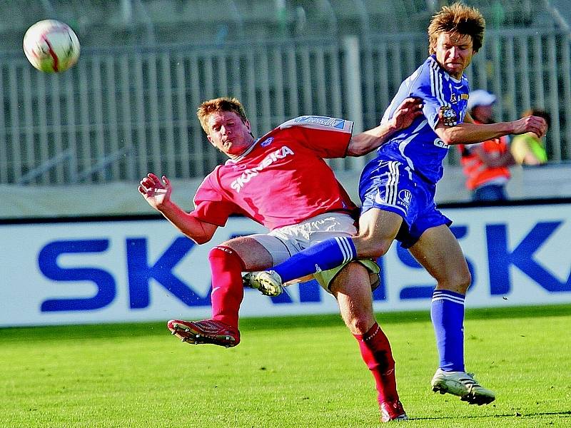 Brněnský obránce Ondřej Mazuch (v červeném) už pár ligových zápasů odehrál.