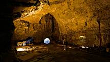 Jeskyně Býčí skála v Moravském krasu. Tajuplné místo pravěkých rituálních vražd. V roce 1869 tam nalezli sošku bronzového býka.