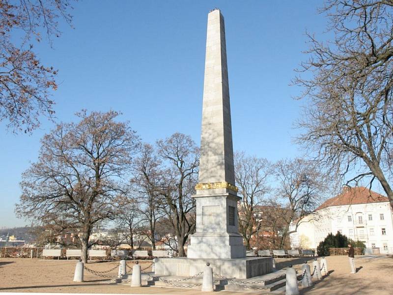 Obelisk v Denisových sadech na Petrově.