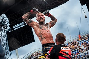 Radek Roušal (tmavé trenky) z Muay Thai Brno při své premiéře v MMA porazil na body Armanda Herczega z Irska.